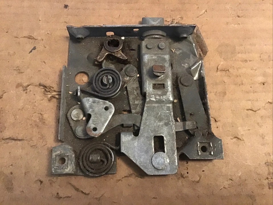 Conjunto de cerradura de puerta trasera derecha Buick Special Super Century y Roadmaster 1941. NOS  Foto 2 de 2