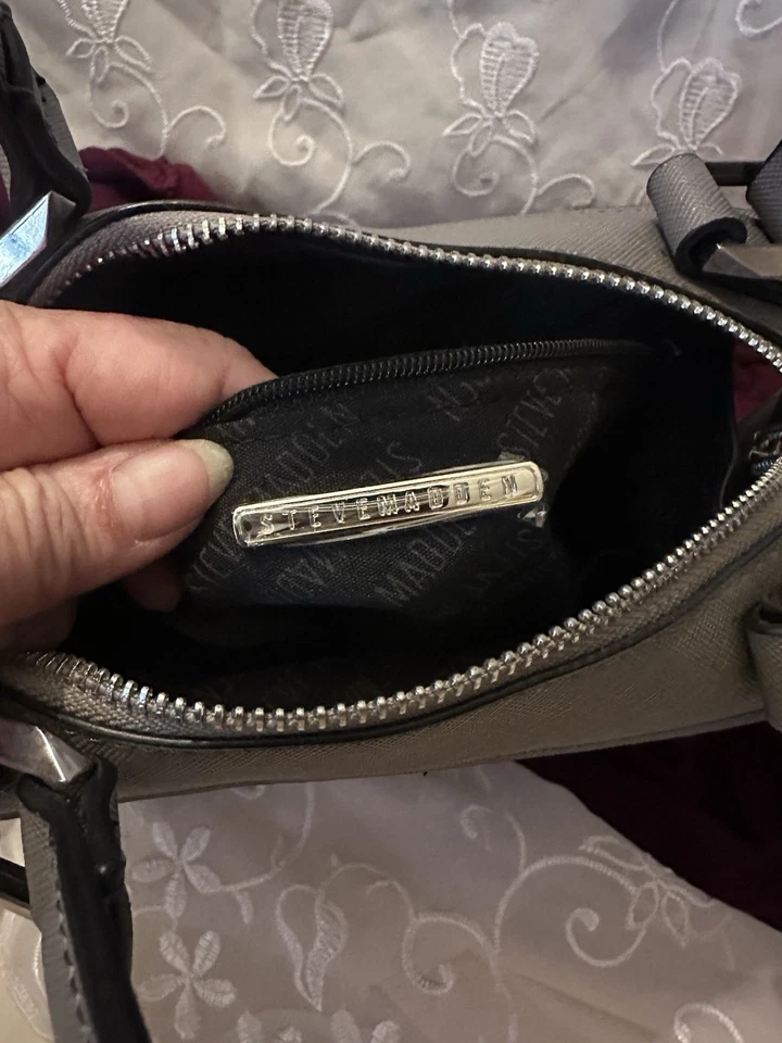 Cartera para mujer Steve Madden gris Foto 2 de 4