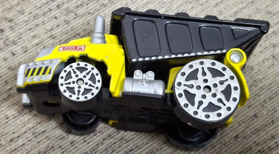 2005 MAISTO TONKA YELLOW MOD WHEELS DIECAST DUMP TRUCK 1:64 Scale /Hasbro - Image 4 of 4