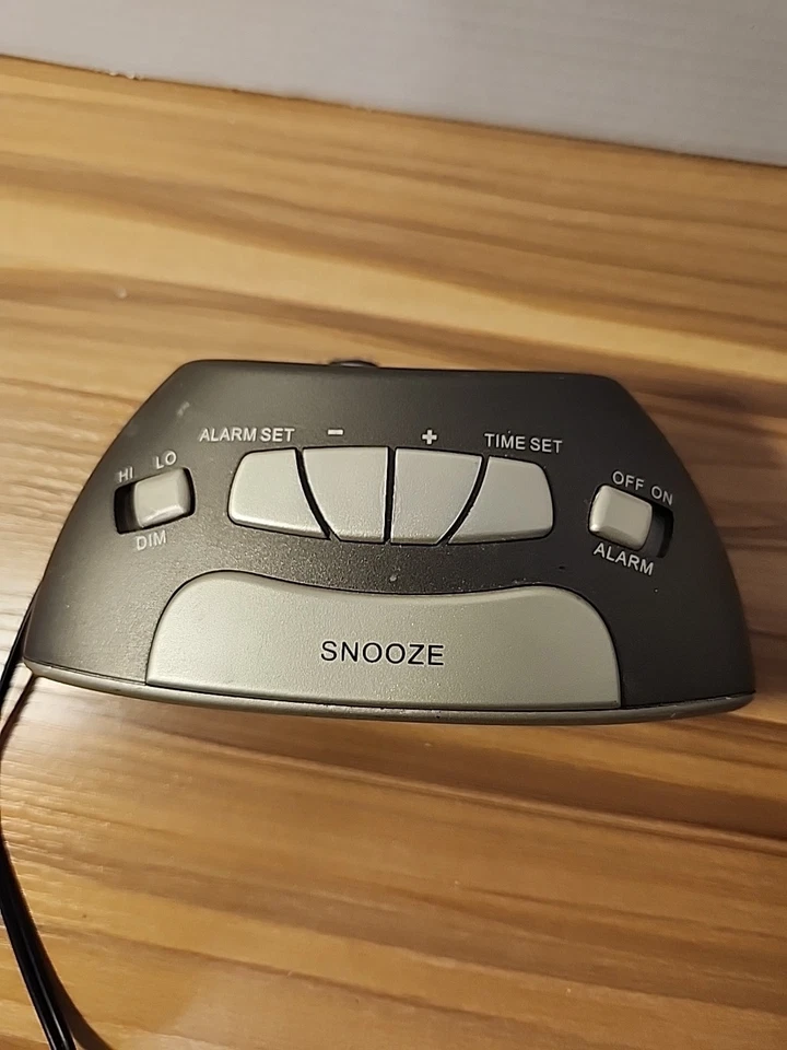 Reloj despertador digital eléctrico Acu-Rite retro de colección con batería de respaldo modelo 13027 Foto 3 de 4