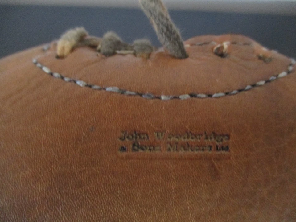 ANCIEN BALLON DE RUGBY ANGLAIS EN CUIR JOHN WOODBRIDGE AND SONS MAKERS POUR DECO - Photo 2/4