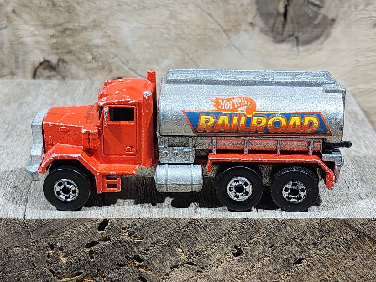 ホットウィール TANK TRUCK Amazon.com: Hot Wheels Peterbilt Tank Truck : Arts, Crafts