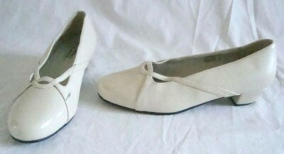 VALLEY LANE BEIGE LOW HEEL FLATS SIZE 7.5 M  SHOES