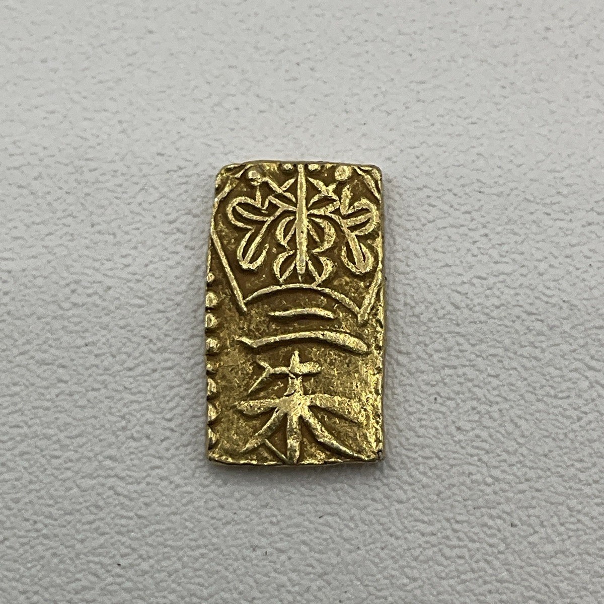 1860-1869 Japanese 2 Shu Man'en Ni Shuban Gold Currency Coin 0.8g