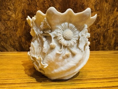Belleek Parian Porzellan Vase applizierte Blumen irisierende Glasur Ende 19. Jh.