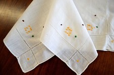 VINTAGE WHITE HANKY SMALL EMBROIDERED GEOMETRIC DOTS IN YELLOW GREEN  BROWN
