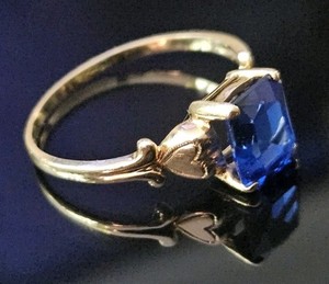 14k BB Stamped: Blue Sapphire Coloered Stone With Two Side Hearts, 14k Gold Ring