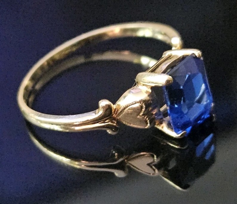 14k BB Stamped: Blue Sapphire Coloered Stone With Two Side Hearts, 14k Gold Ring