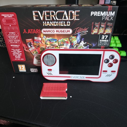 Evercade Handheld mit EverSD Cartridge