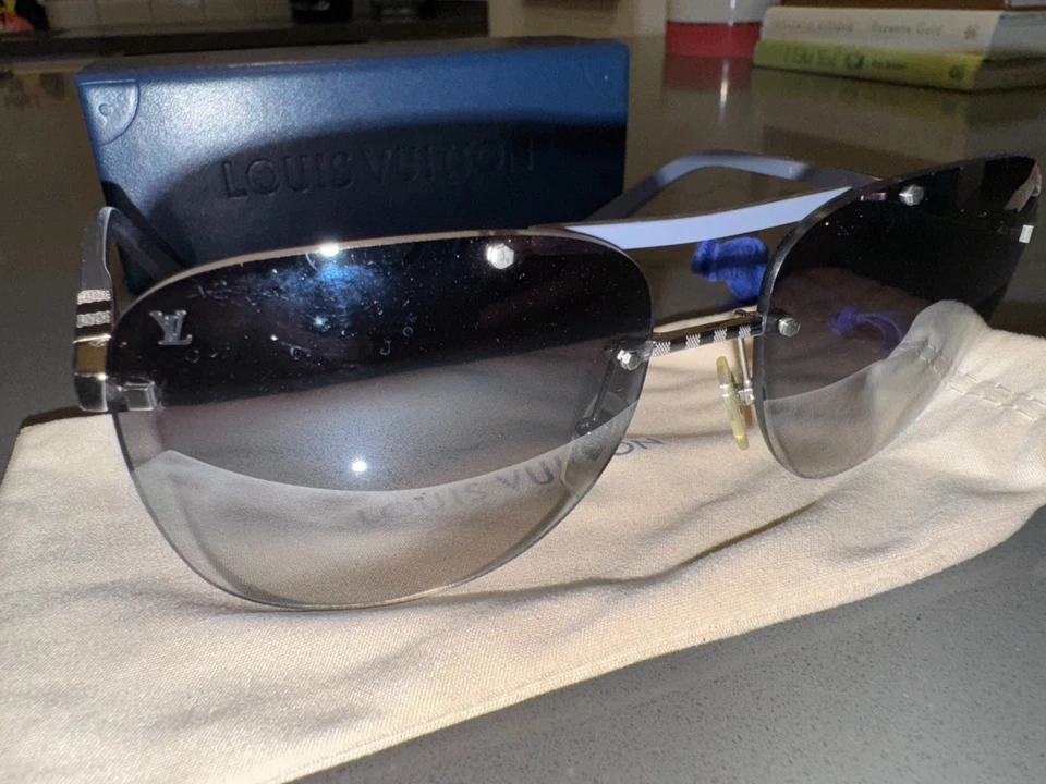 Gafas de sol Louis Vuitton Damier Aviator Z0586U - gris/plateado Foto 3 de 4