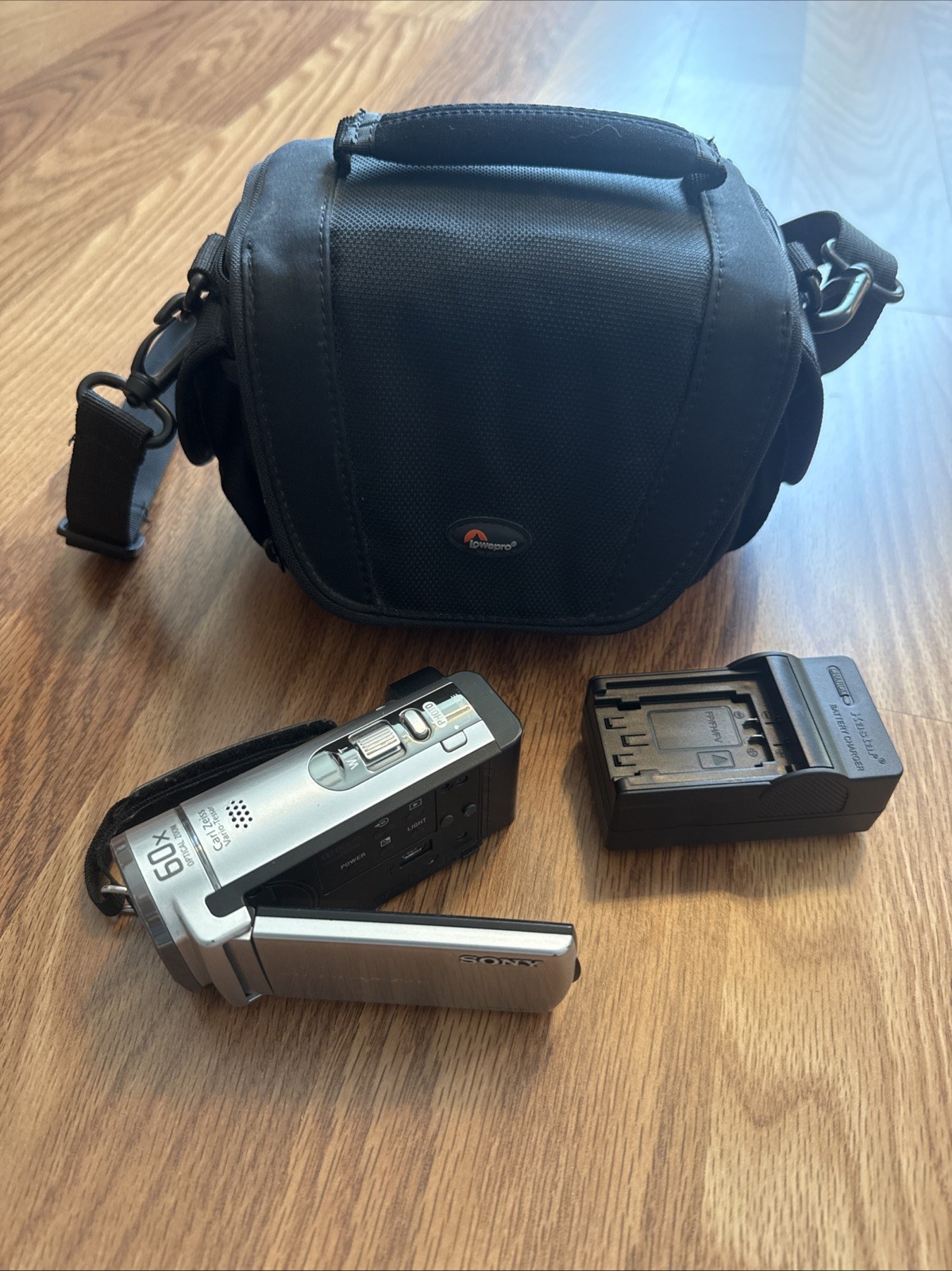 Silver Dcr-sx63 & Case