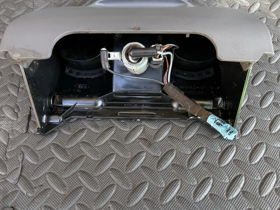 Cenicero gris con soporte para tablero Lincoln Town Car Ford Crown Victoria 1998-2002 Foto 4 de 4