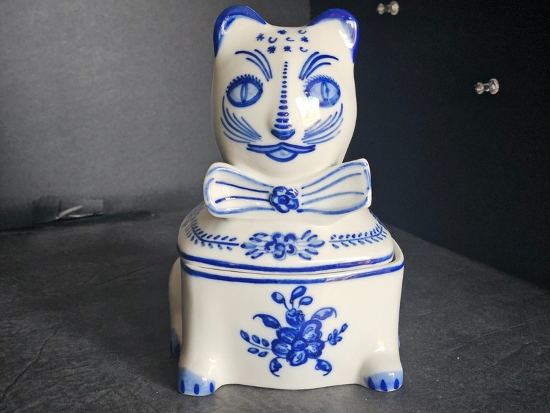 Viana do Castelo Portugal Art Pottery Cat Lidded Trinket Box covered Dish