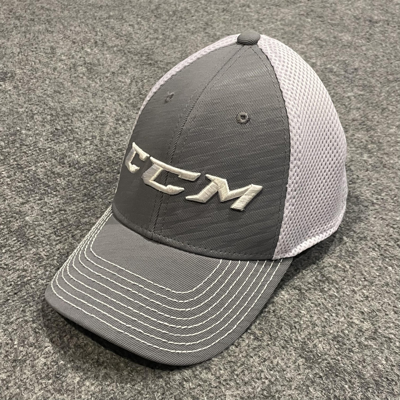 Flex Fitted Mens M Gray White Mesh Hockey Baseball Cap