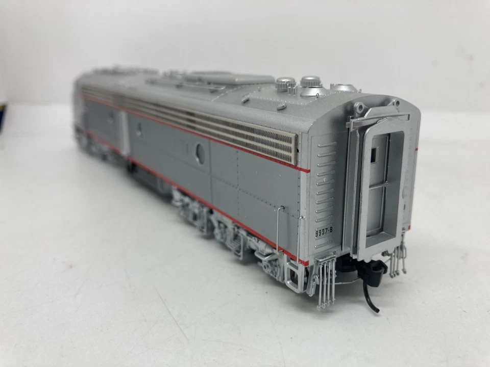 WALTHERS HO 920-42359 locomotive EMD E9 A CB&Q #9987B DCC SOUND - Photo 4/4