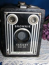VINTAGE BLACK EASTMAN KODAK COMPANY BROWNIE TARGET SIX-20 BOX CAMERA