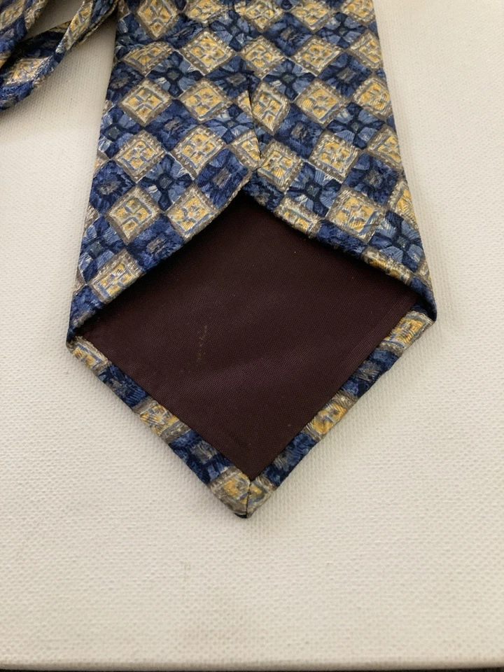 Corbata geométrica de seda Geoffrey Beene azul marino y dorada para hombre Foto 3 de 4