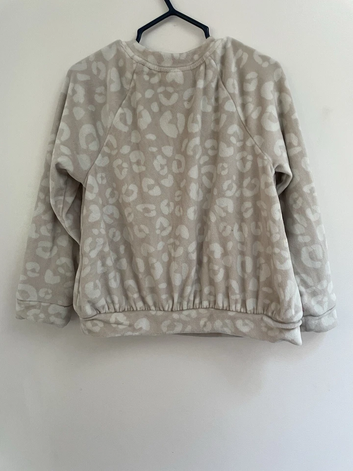 Camisa de manga larga de terciopelo súper suave con estampado de leopardo beige XS Cat & Jack para niños niñas Foto 4 de 4