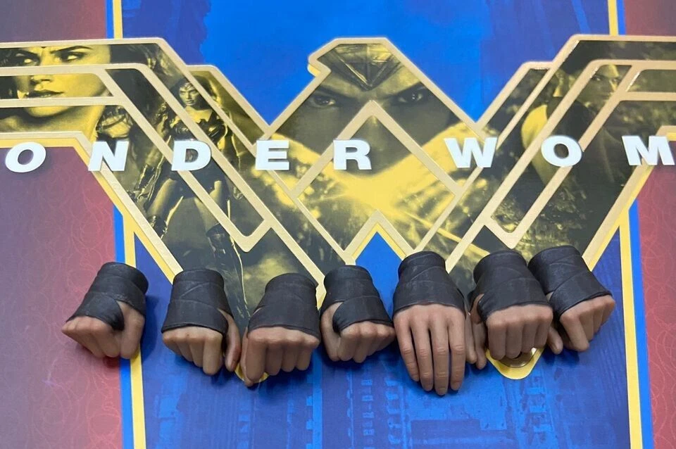 Hot Toys 1:6 Wonder Woman MMS359 Batman v Superman:Dawn of Justice Figure: Hands - Image 2 of 3