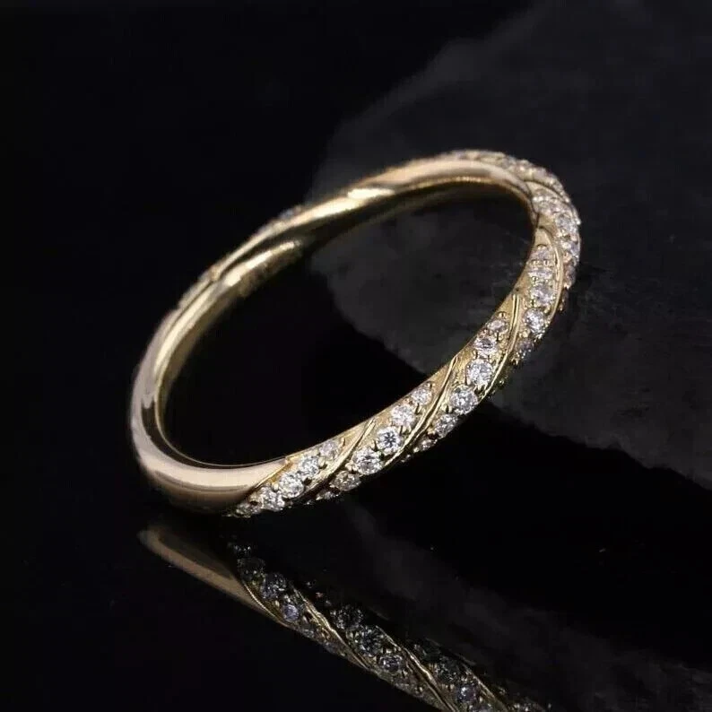 Anillo de media eternidad de diamantes simulados de corte redondo de 2 quilates enchapado en oro amarillo de 14 k Foto 2 de 4