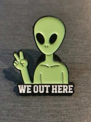ALIEN UFO WE OUT HERE lustiger Anstecknadel Aufnäher Neu Hochwertig