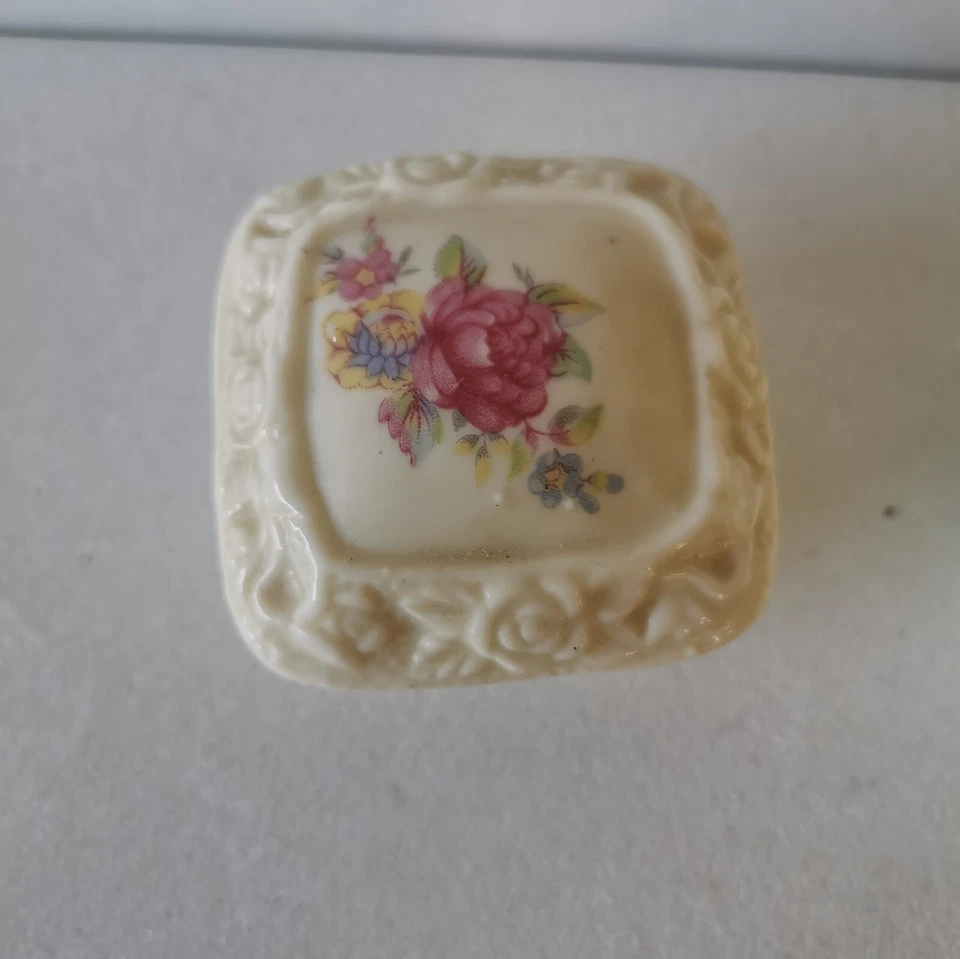 Lot 2 Anciennes Bonbonnières / Pilulier En Porcelaine - Photo 2/4