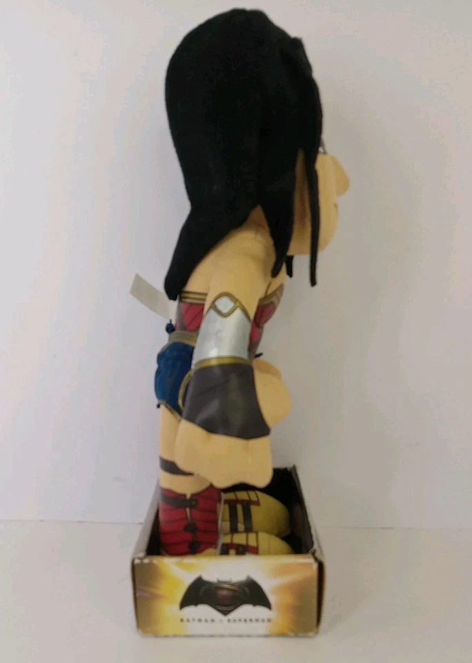 Figura de peluche DC Comics Wonder Woman 10" - Bleacher Creatures - Batman v Superman Foto 4 de 4