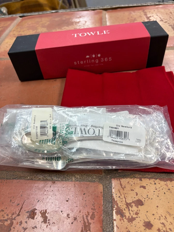 Towle Old Newbury Plata de Ley 5 piezas Ajuste de Lugar - Totalmente NUEVO en Caja Original Foto 3 de 4