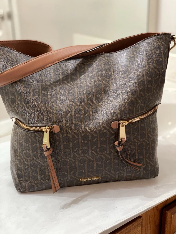 Bolso de mano Calvin Klein Lyla con monograma Hobo Bags en excelente estado. Foto 3 de 4