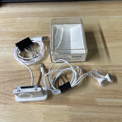 Apple ipod SHUFFLE 2nd Generation Model A1204 EMC No. 2125 Silver MP3 Player D