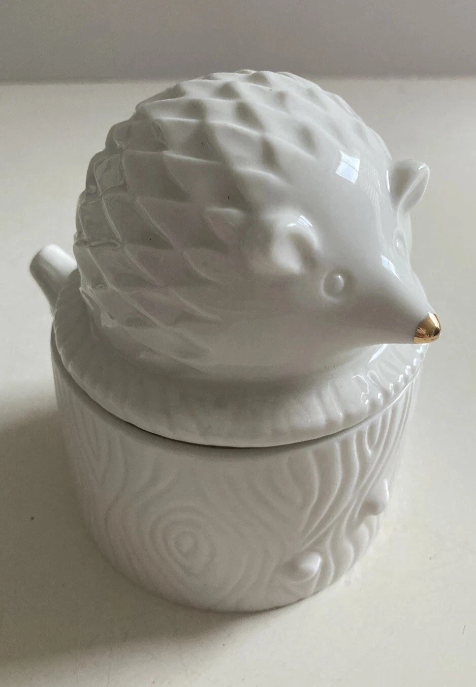 Anthropologie White Ceramic Hedgehog Measuring Cups (4) Gold Detail Unused