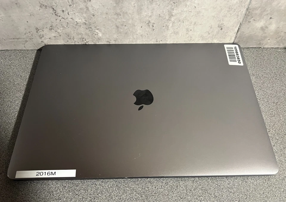 Apple MacBook Pro 15" 2016 i7 Quad Core 2.9GHz 1TB SSD 16GB RAM Radeon Pro 460 - Image 3 of 4