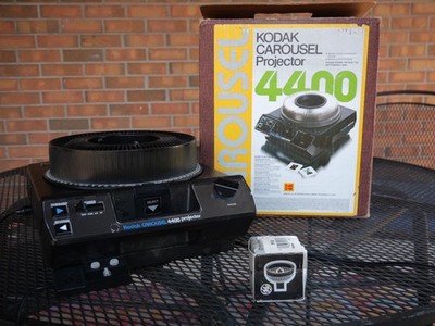 Kodak Carousel 4400 Slide Projector w/ Bulb, Tray, Lens, Box, Remote