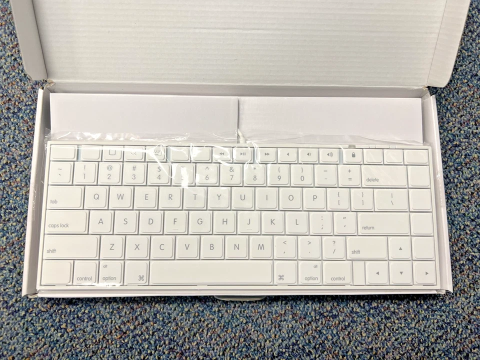 Macally iKey30 30-Pin Wired Keyboard for iPad iPhone iPod Touch - New Open Box - Image 2 of 4