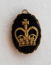 VINTAGE INTAGLIO GLASS PENDANT CROWN OVAL • 25x18mm • BLACK w GOLD CROWN