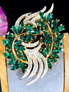Authentic RARE CROWN TRIFARI GOLD-PLATED LUSH GREEN RHINESTONE STYLIZED WREATH BROOCH