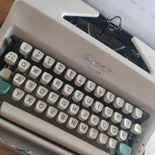Olympia Monica Schreibmaschine mit Koffer Vintage QWERTZ mechanisch