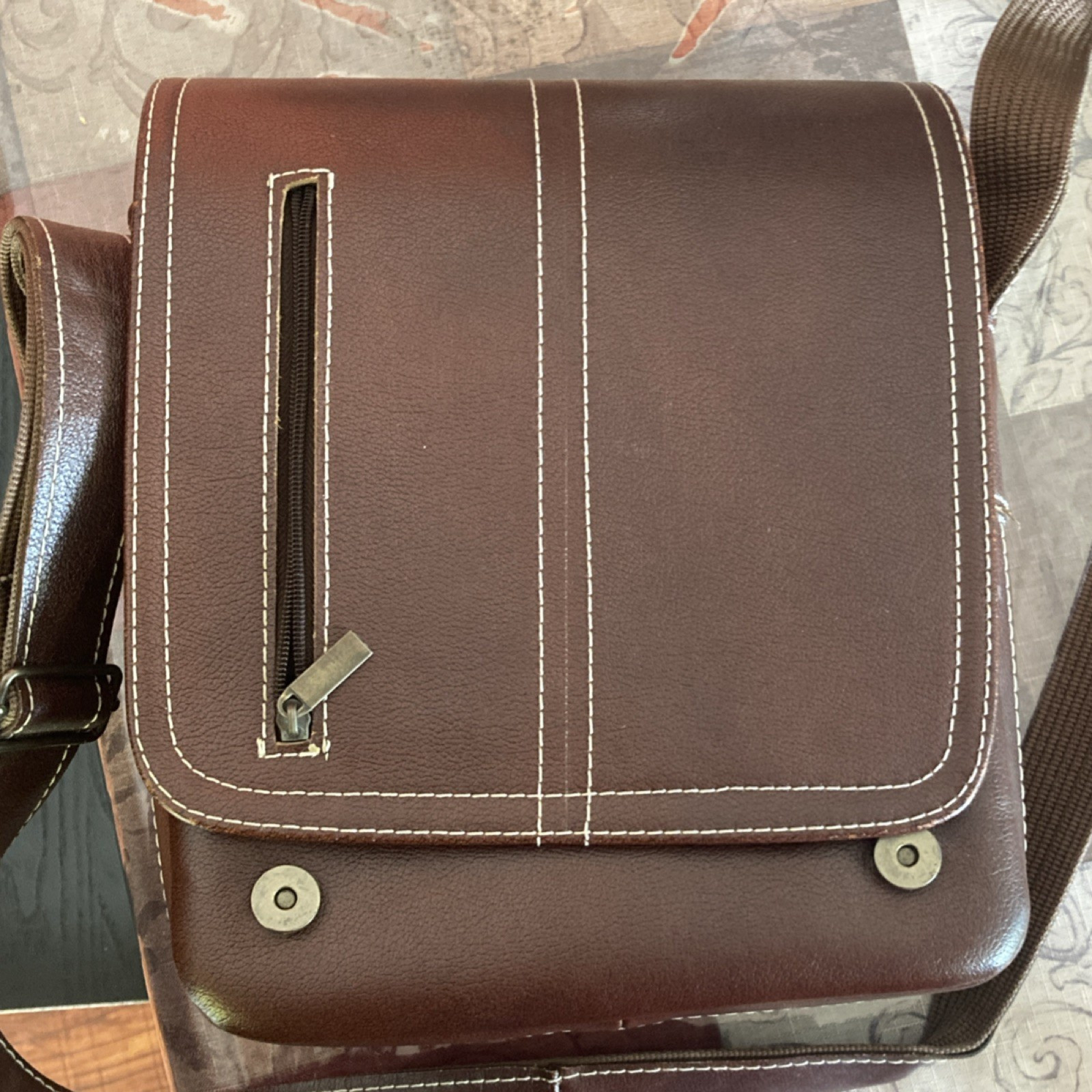 Brown Men's Messenger Bag with Magnetic and Zip Closure, 100% Genuine Leather.