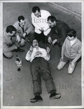 Foto de prensa 1958 barbero Mario Alori probó derrota con un plato de espagueti