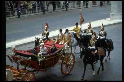 Blechschild 536033 Queen Elizabeth Escorts Präsident von Portugal England A4 12x8