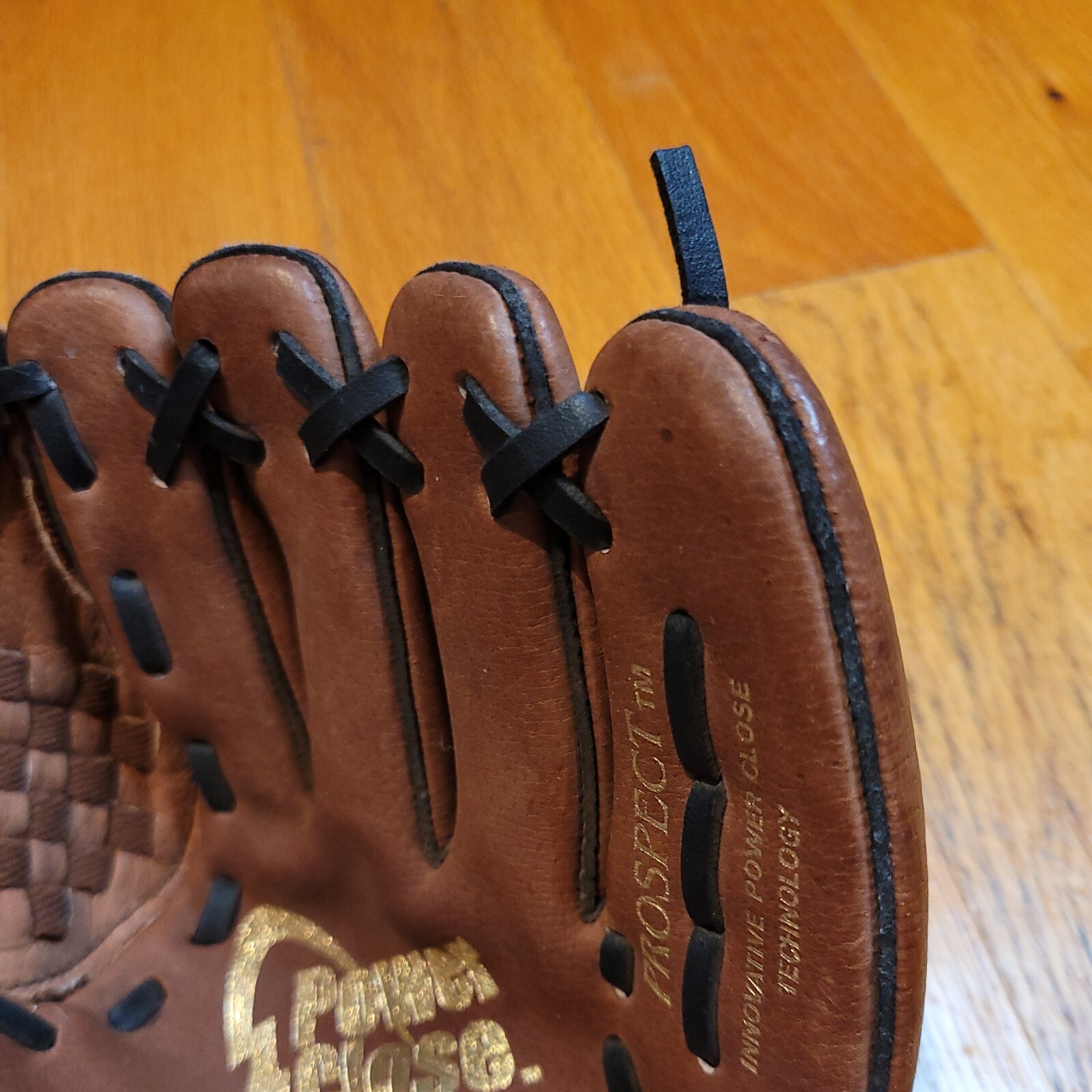 Mizuno Prospect Youth RHT 10in Baseball Glove Basket  Power Close