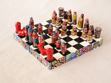 Inka-Schachspiel aus Peru , bemalte Tonfiguren