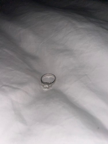 Emerald cut trinity diamond ring, great condition, size m - Picture 10 of 14