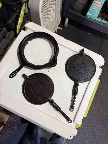 GRISWOLD AMERICAN #8 LOW BASE CAST IRON  WAFFLE IRON Pat. 1922