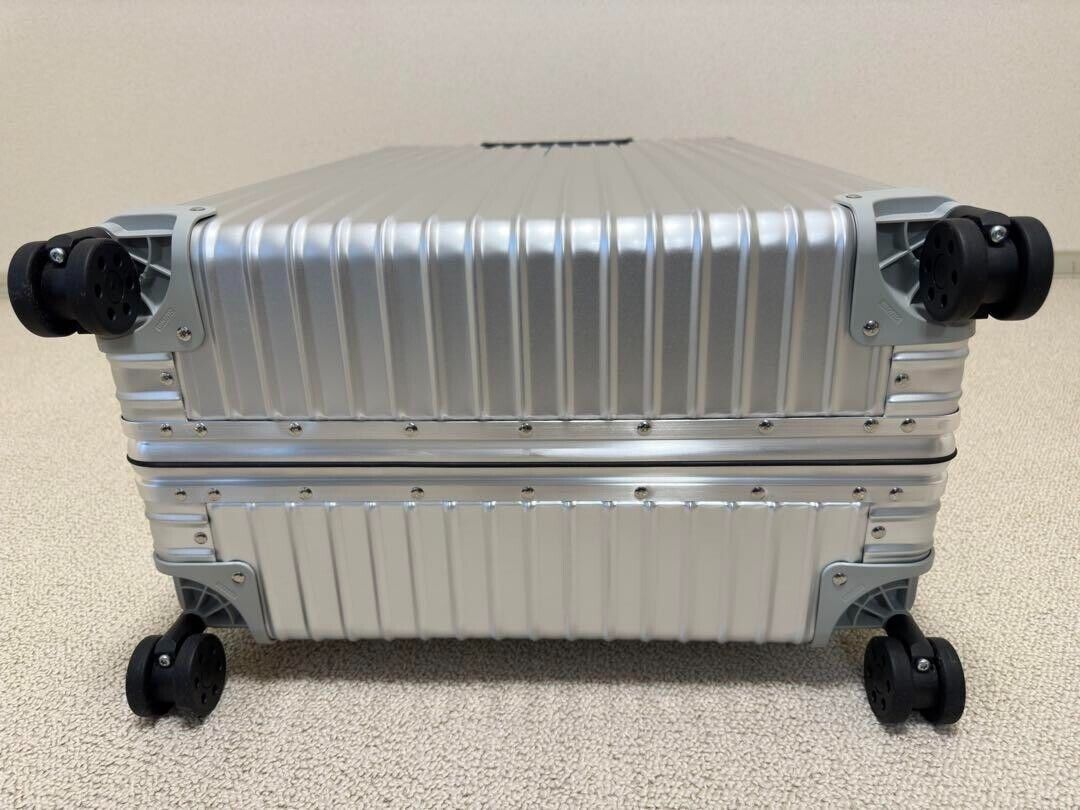 Rimowa Classic Check-In L Silver 4-wheels Carry Case Rimowa Classic Check-In L Silver 4-wheels Carry Case