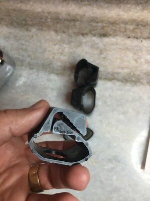 La pince Thule c25 sur la pièce n° 853-2148 fixe les supports 724/725