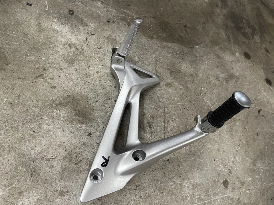 Reposapiés trasero derecho pasajero Honda Interceptor VFR800 VFR 800 02-07 08 09 OEM Foto 3 de 3