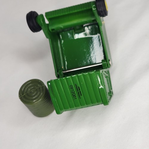 1:64 Vintage Diecast John Deere Farm Toy Scale Tractor With Trailer And Barrell - Picture 7 of 8