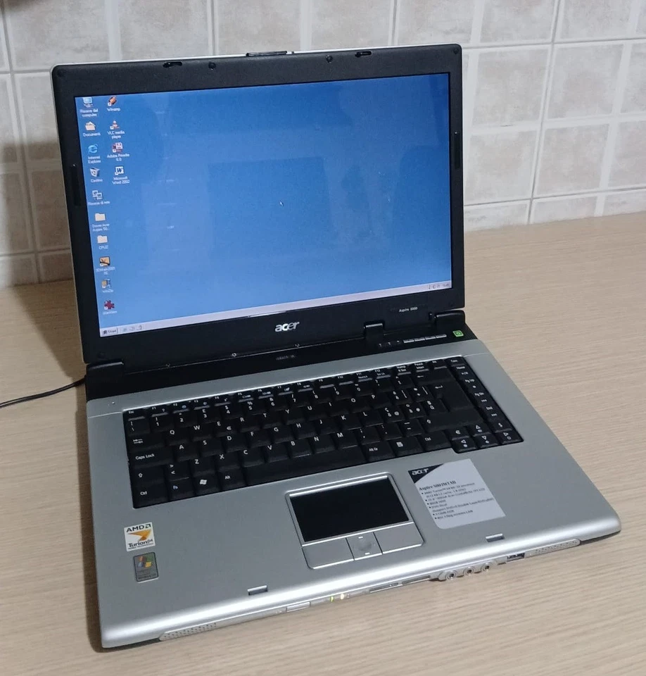 Notebook Acer Aspire 5000 con Windows 98 - Immagine 2 di 4