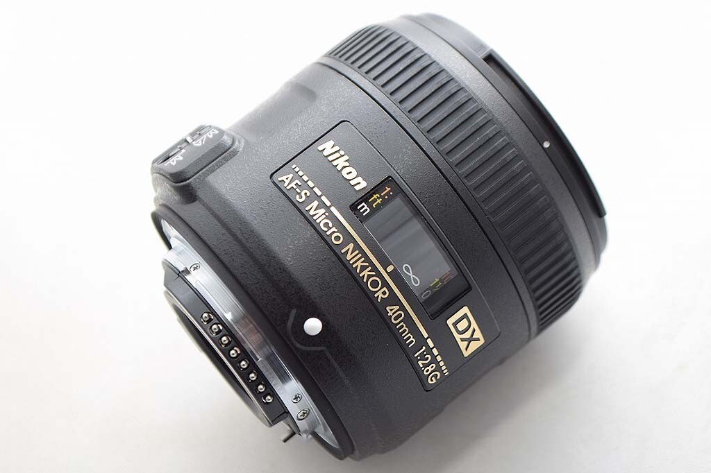 Nikon AF-S DX Micro NIKKOR 40mm F2.8G with original box/lens hood